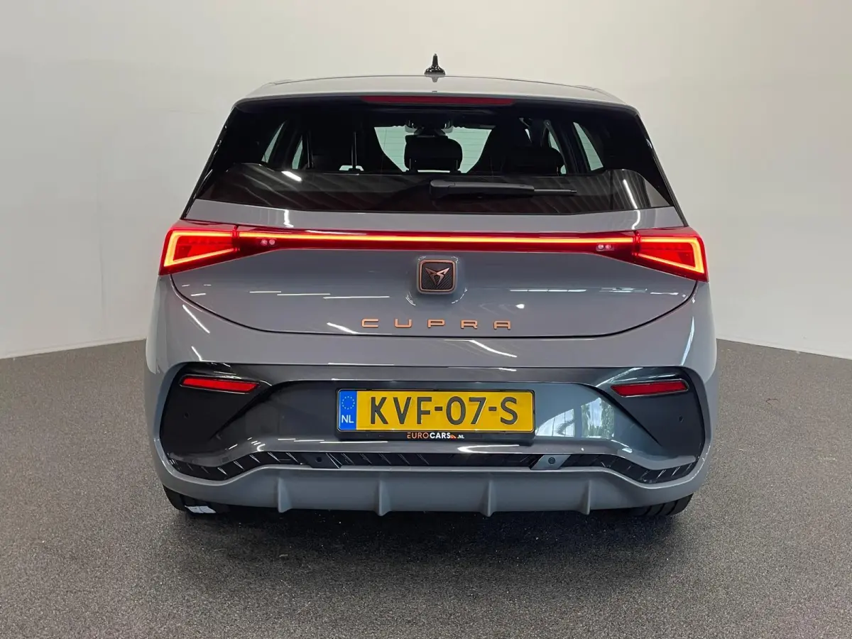 Essential 63 kWh 100% e-Boost 231pk 63kWh SoH  11.503 km 19inch Keyless LED PDC Wireless App Connect