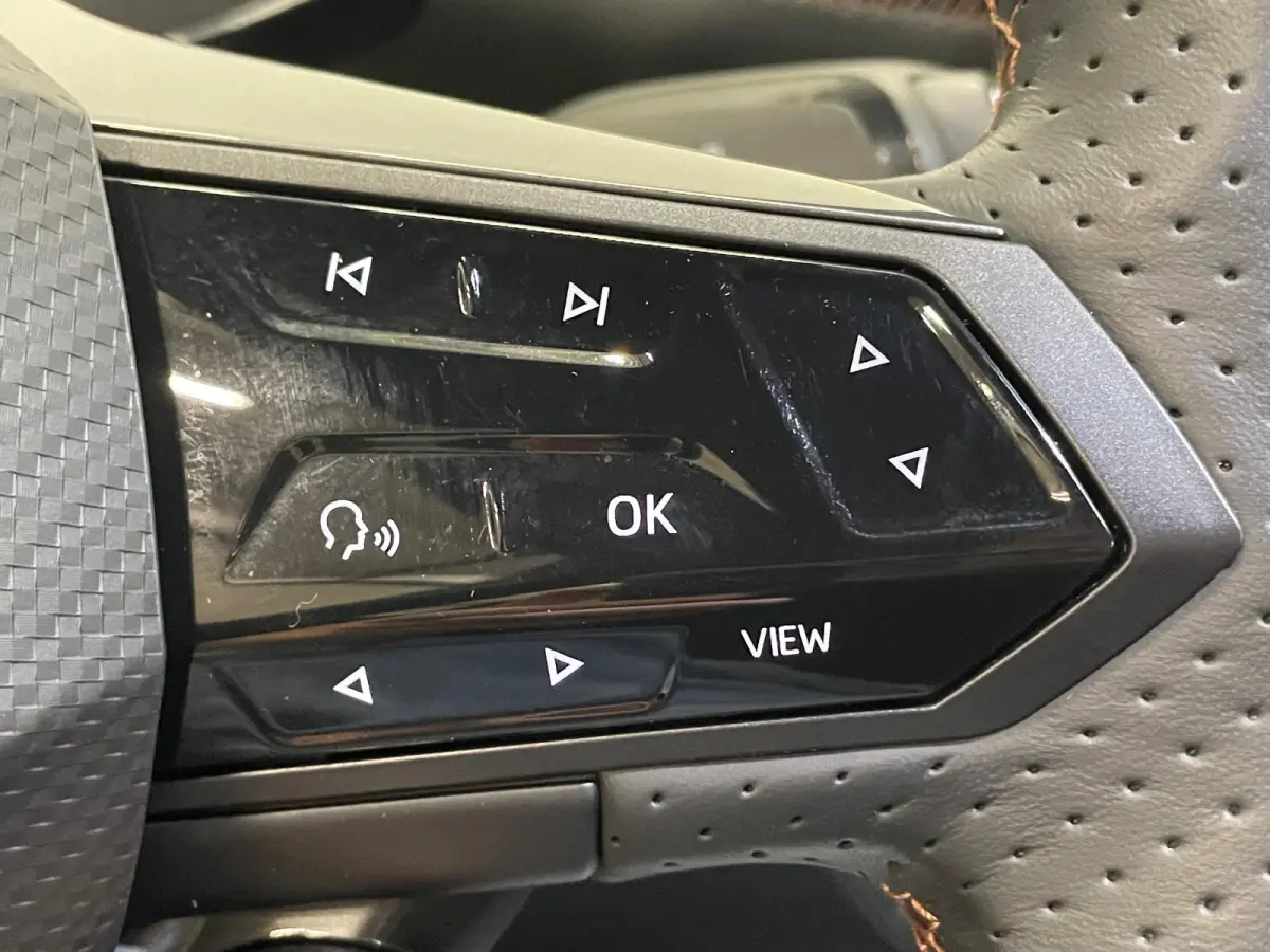Essential 63 kWh 100% e-Boost 231pk 63kWh SoH  11.503 km 19inch Keyless LED PDC Wireless App Connect