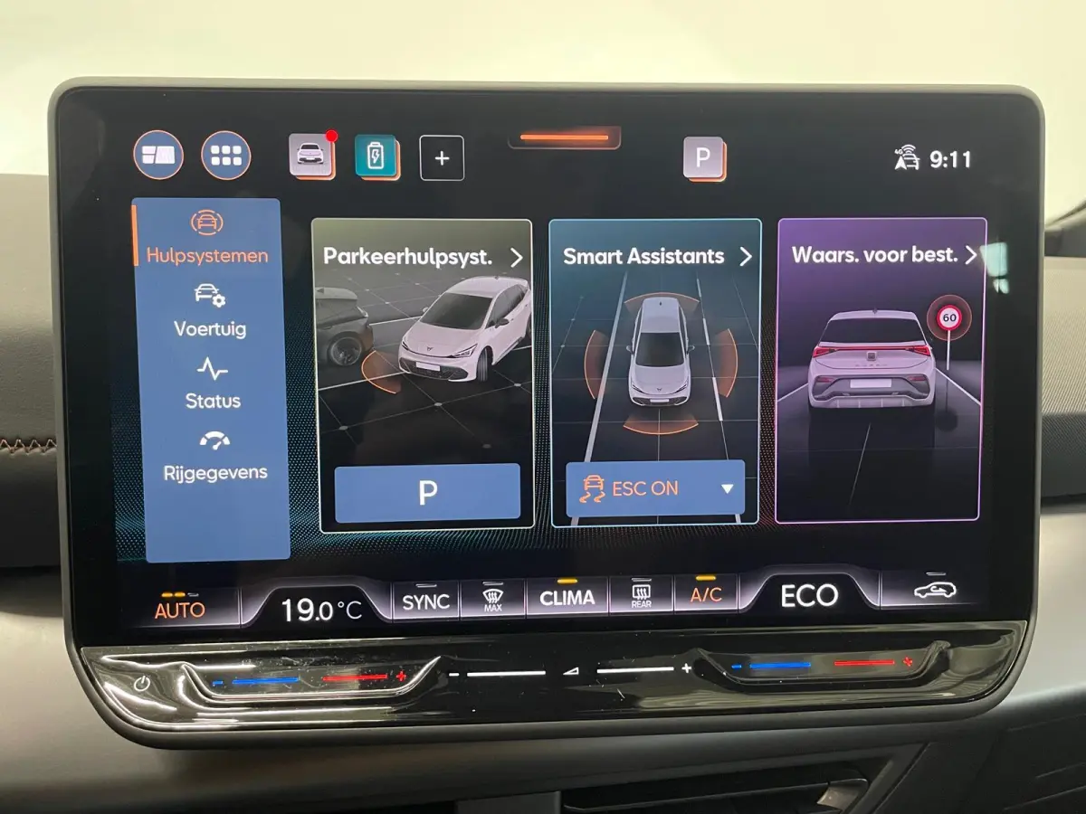 Essential 63 kWh 100% e-Boost 231pk 63kWh SoH  11.503 km 19inch Keyless LED PDC Wireless App Connect