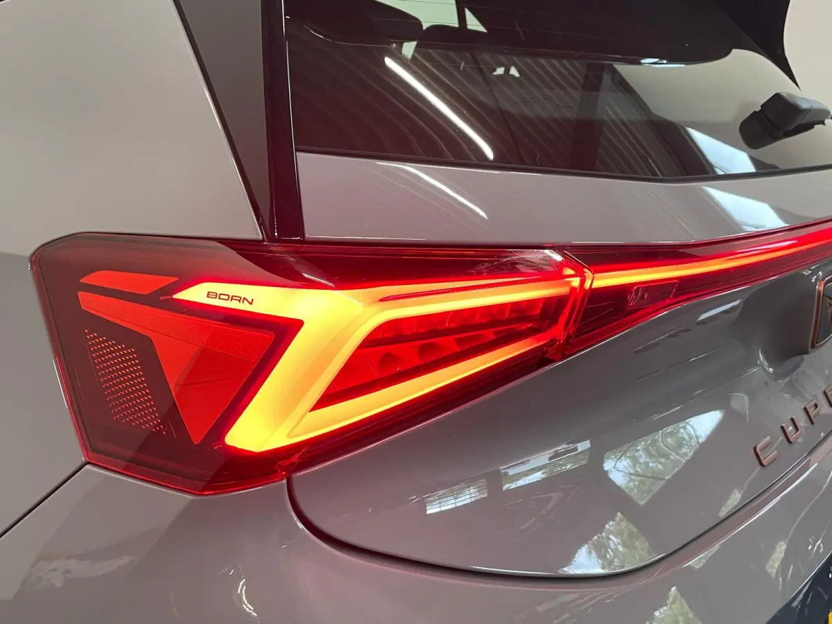 Essential 63 kWh 100% e-Boost 231pk 63kWh SoH  11.503 km 19inch Keyless LED PDC Wireless App Connect