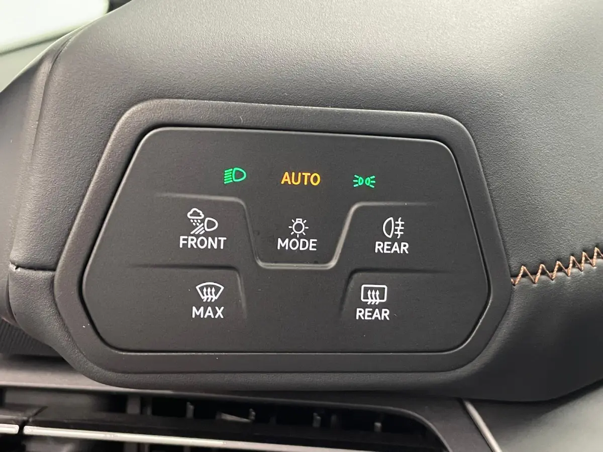Essential 63 kWh 100% e-Boost 231pk 63kWh SoH  11.503 km 19inch Keyless LED PDC Wireless App Connect