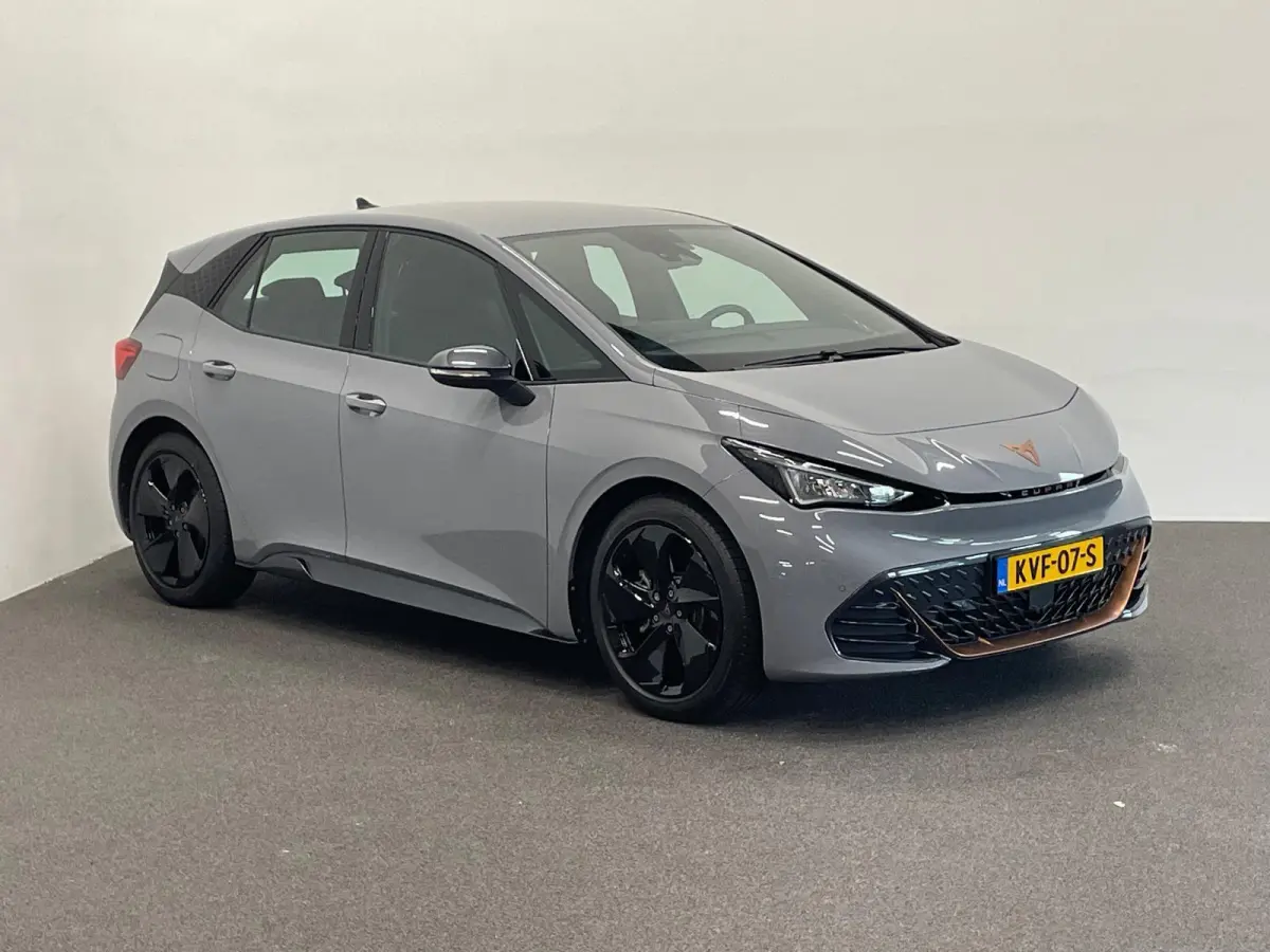 Essential 63 kWh 100% e-Boost 231pk 63kWh SoH  11.503 km 19inch Keyless LED PDC Wireless App Connect
