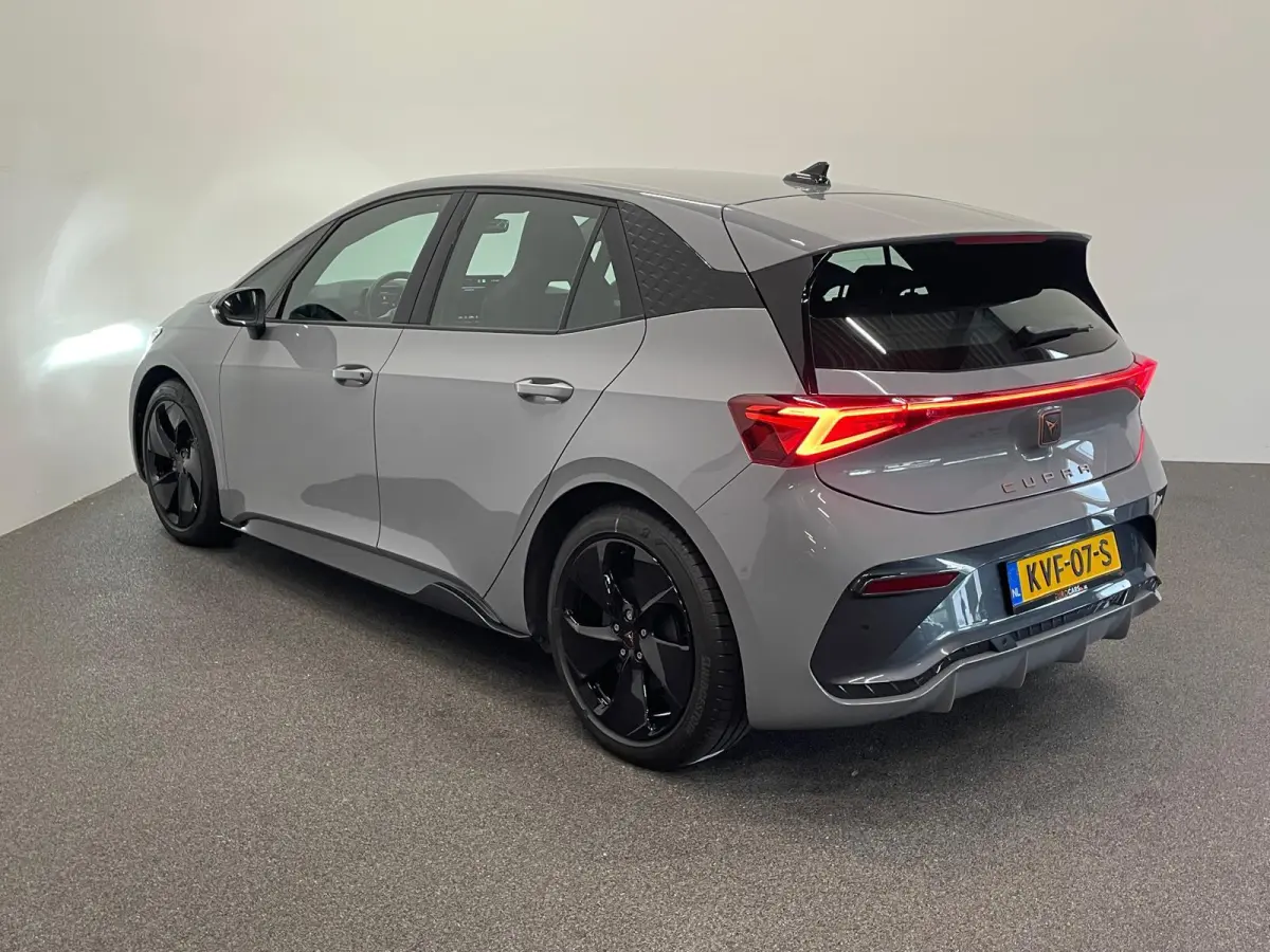Essential 63 kWh 100% e-Boost 231pk 63kWh SoH  11.503 km 19inch Keyless LED PDC Wireless App Connect