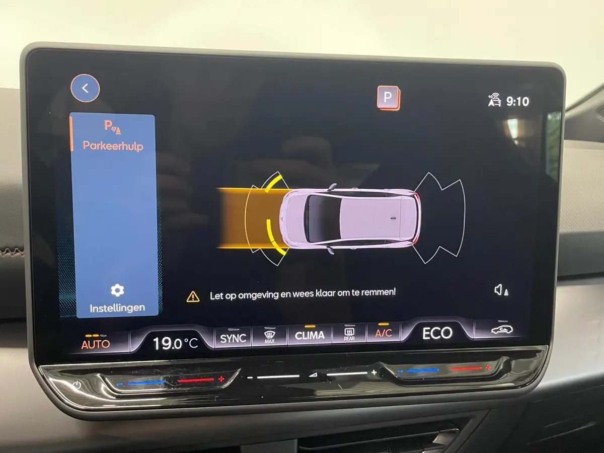 Essential 63 kWh 100% e-Boost 231pk 63kWh SoH  11.503 km 19inch Keyless LED PDC Wireless App Connect