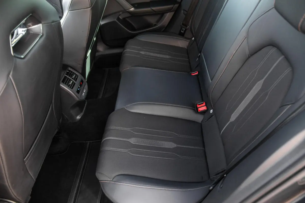 1.4i Plug-In Hybrid SPORTSTOURER / CARPLAY / CAMERA / KUIP STOELEN / PERFECT ONDERHOUDEN