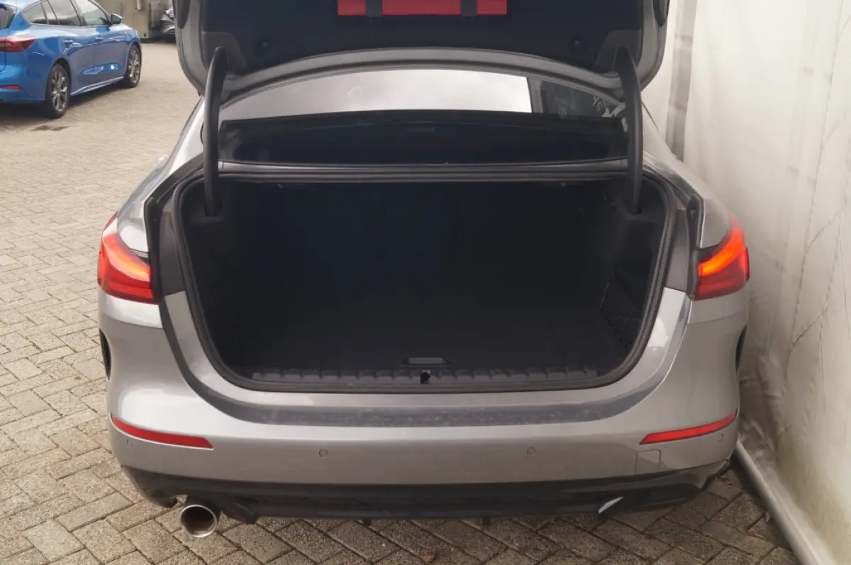 218i Business Edition Sport -PANO-ECC-PDC-CAM-