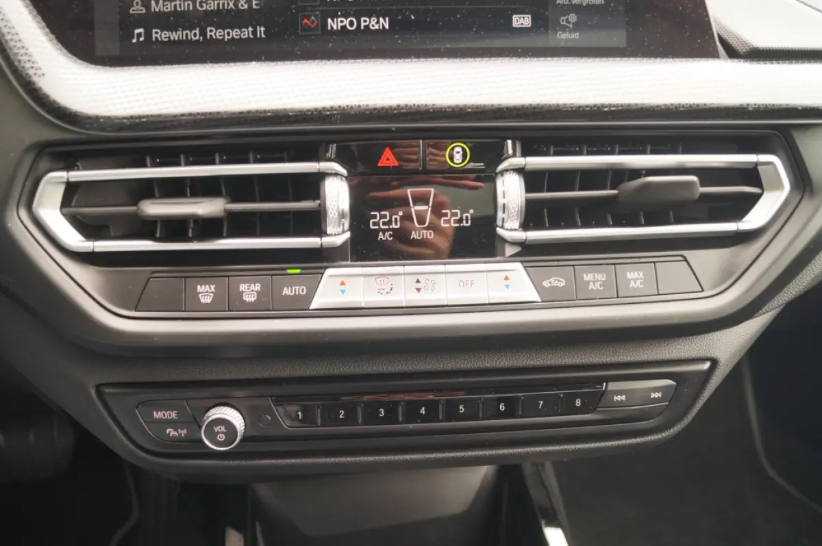 218i Business Edition Sport -PANO-ECC-PDC-CAM-