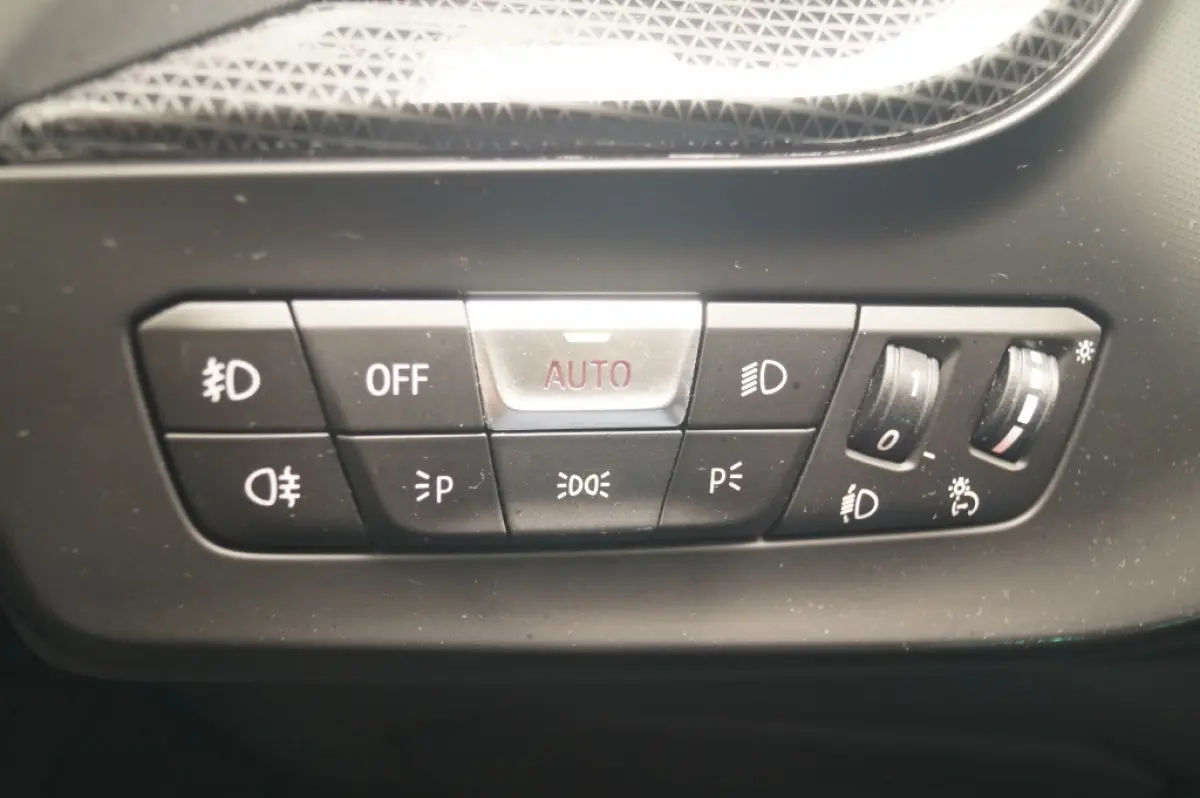 218i Business Edition Sport -PANO-ECC-PDC-CAM-