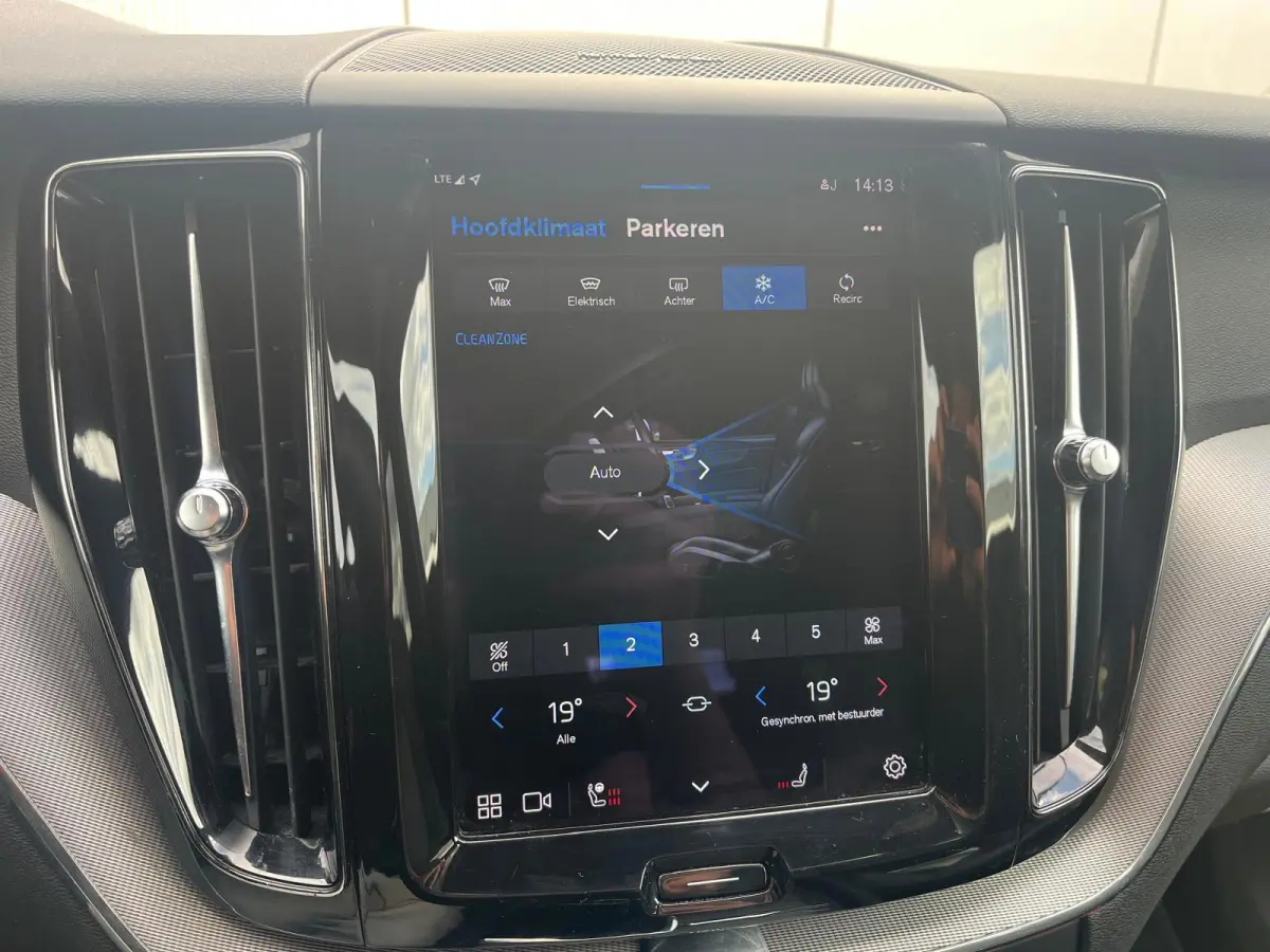2.0 T6 Plug-in hybrid AWD R-Design| Facelift | Elek. Trekhaak | Memory | Panoramadak | Winterpack |