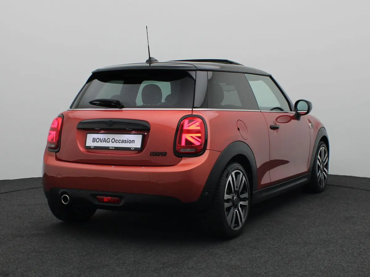 Cooper Summer Red Edition + Glazen panoramadak + Harman Kardon + Comfort Access + Elektrisch verwarmde voorstoelen + 	Driving Assistant + LED + PDC + 17''