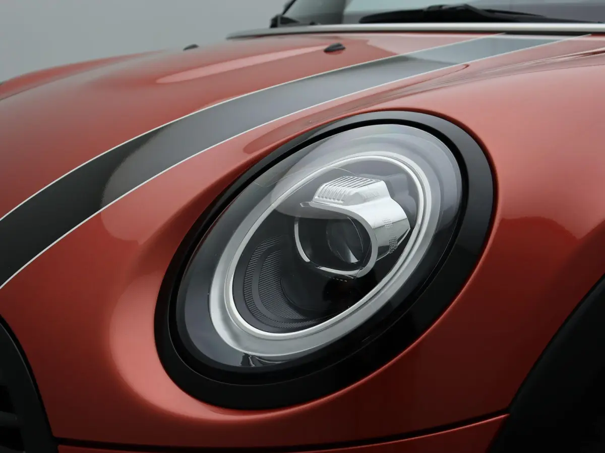 Cooper Summer Red Edition + Glazen panoramadak + Harman Kardon + Comfort Access + Elektrisch verwarmde voorstoelen + 	Driving Assistant + LED + PDC + 17''