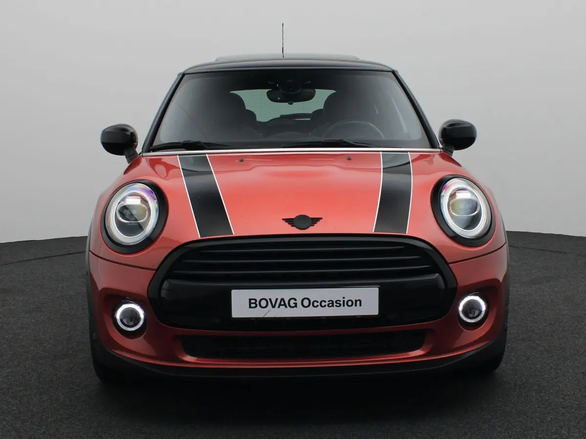Cooper Summer Red Edition + Glazen panoramadak + Harman Kardon + Comfort Access + Elektrisch verwarmde voorstoelen + 	Driving Assistant + LED + PDC + 17''