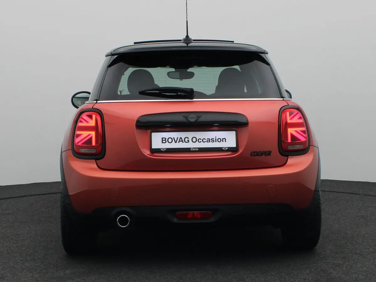 Cooper Summer Red Edition + Glazen panoramadak + Harman Kardon + Comfort Access + Elektrisch verwarmde voorstoelen + 	Driving Assistant + LED + PDC + 17''