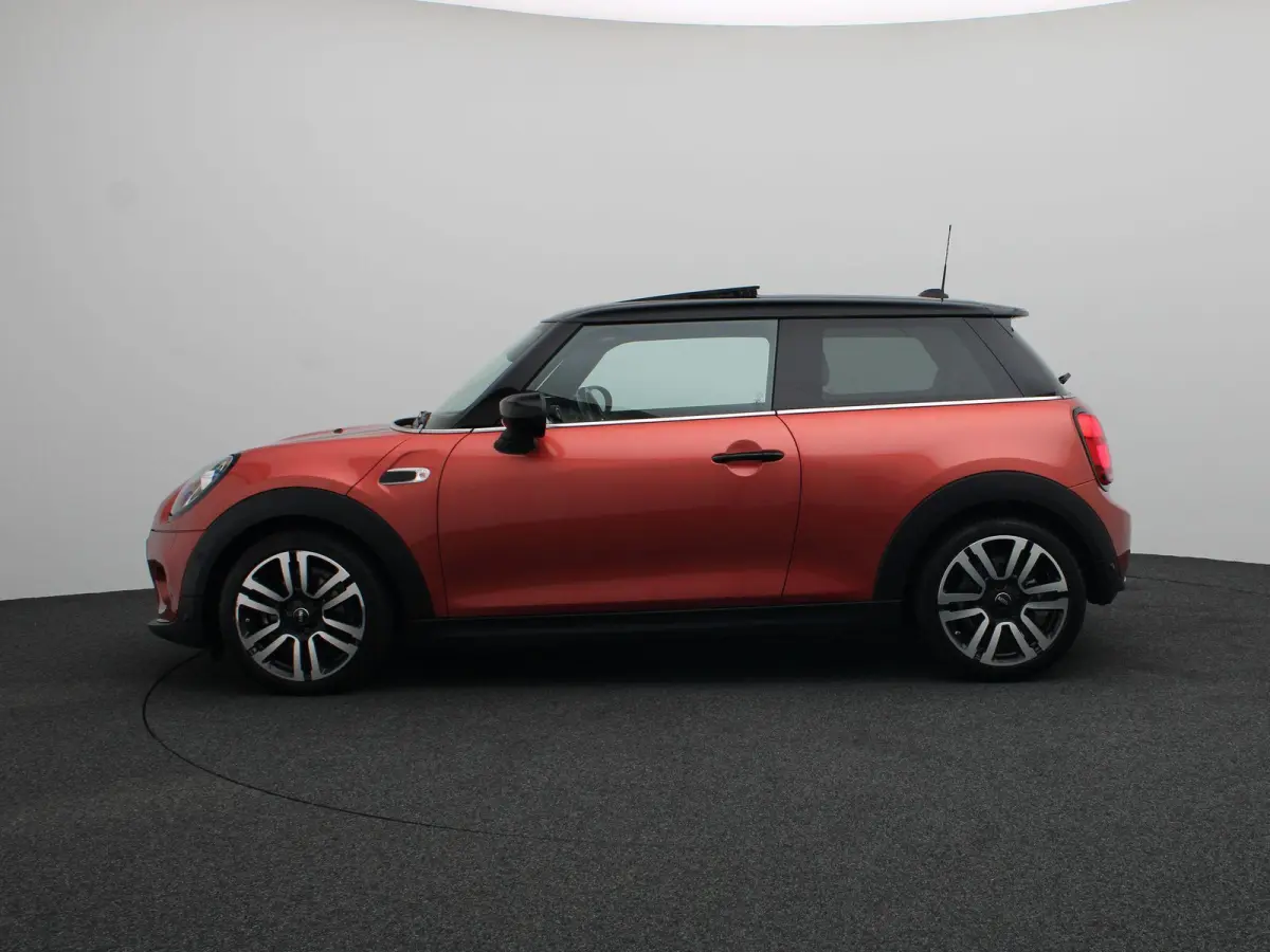 Cooper Summer Red Edition + Glazen panoramadak + Harman Kardon + Comfort Access + Elektrisch verwarmde voorstoelen + 	Driving Assistant + LED + PDC + 17''