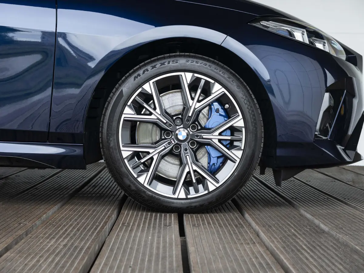223 xDrive | Adaptief M Onderstel | Panoramadak | Driving Assistant Plus | Harman Kardon | Comfort Access | Head Up Display