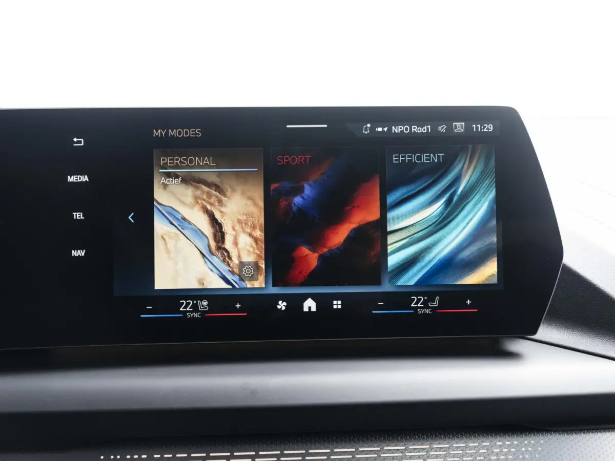 223 xDrive | Adaptief M Onderstel | Panoramadak | Driving Assistant Plus | Harman Kardon | Comfort Access | Head Up Display