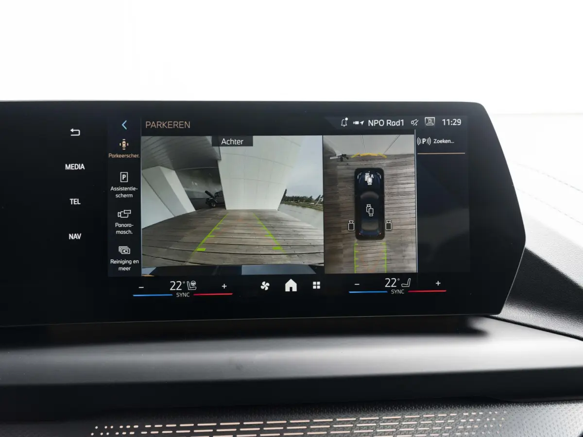 223 xDrive | Adaptief M Onderstel | Panoramadak | Driving Assistant Plus | Harman Kardon | Comfort Access | Head Up Display