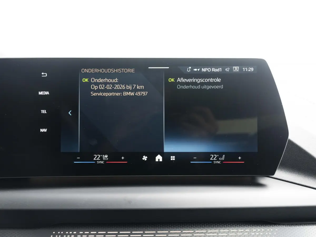 223 xDrive | Adaptief M Onderstel | Panoramadak | Driving Assistant Plus | Harman Kardon | Comfort Access | Head Up Display