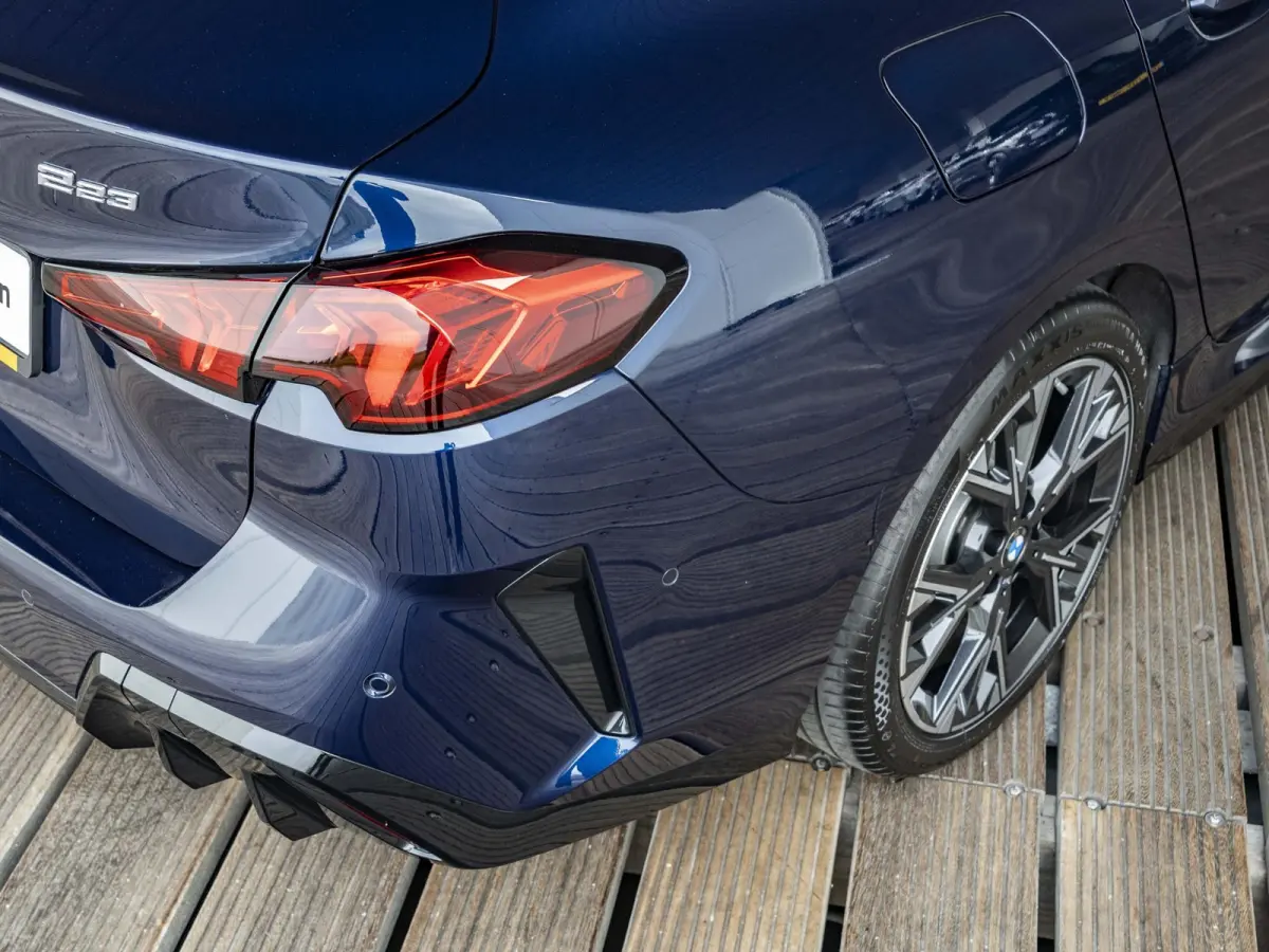 223 xDrive | Adaptief M Onderstel | Panoramadak | Driving Assistant Plus | Harman Kardon | Comfort Access | Head Up Display