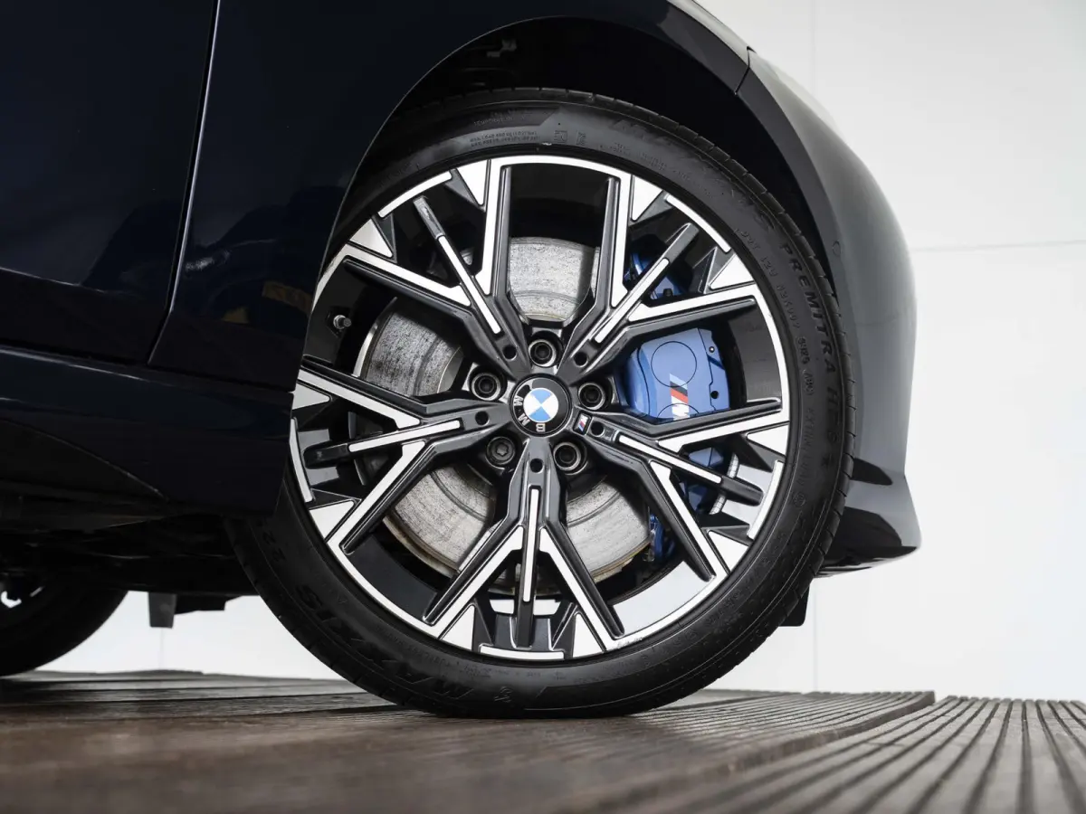 223 xDrive | Adaptief M Onderstel | Panoramadak | Driving Assistant Plus | Harman Kardon | Comfort Access | Head Up Display