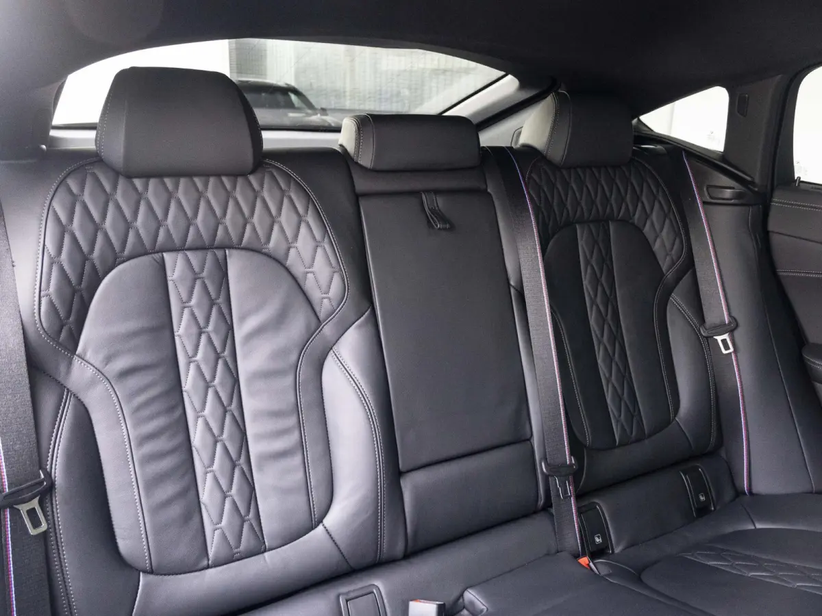 xDrive40i M Sportpakket Pro | M Sportuitlaat | Soft Close | Stoelventilatie | Driving Assistant Professional | Harman Kardon