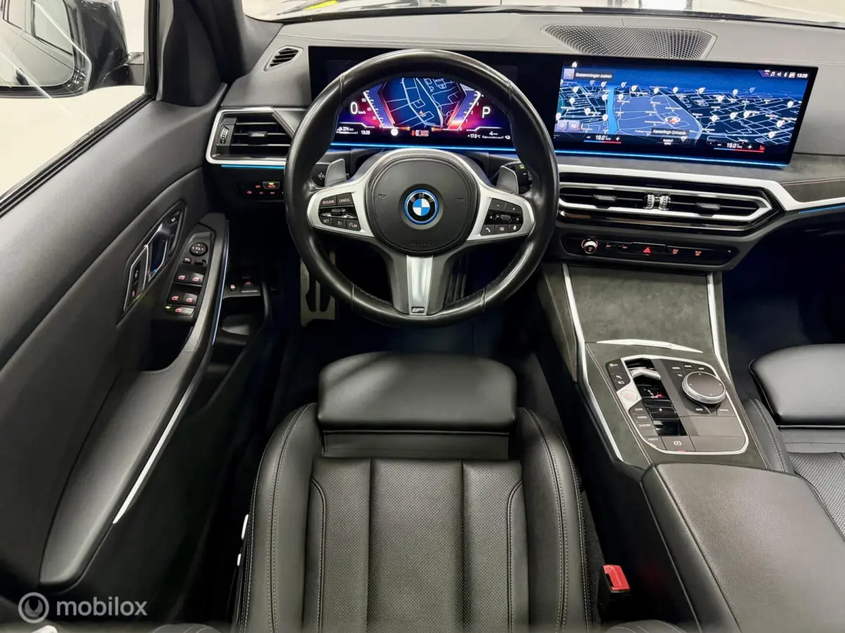 330e M Sport | Pano | Laser | M Onderstel | 19" | Leer | Trekhaak | Shadow | Dodeh. | Stoelverw. | Sfeer | Cam | SOH 99% | 292 PK
