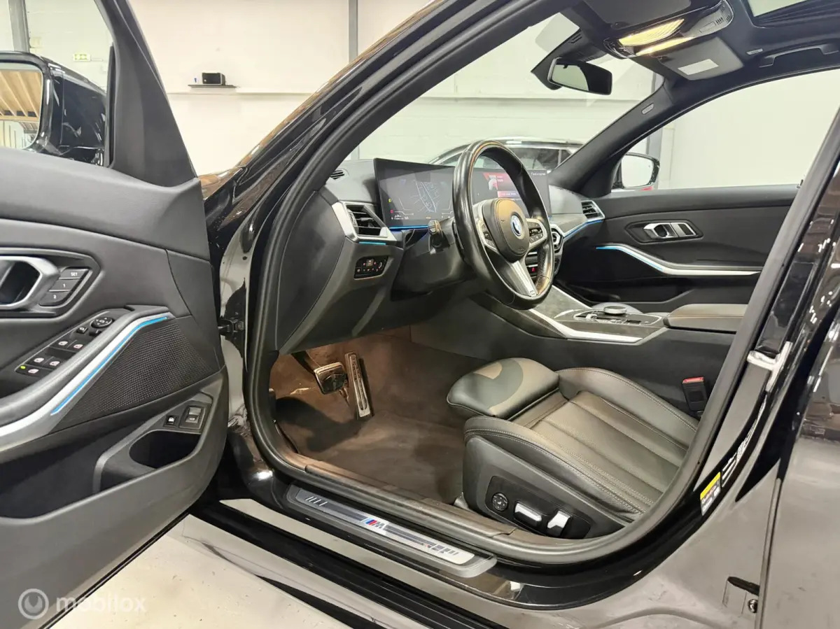 330e M Sport | Pano | Laser | M Onderstel | 19" | Leer | Trekhaak | Shadow | Dodeh. | Stoelverw. | Sfeer | Cam | SOH 99% | 292 PK