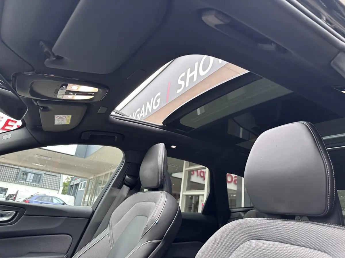 2.0 T8 Plug-in hybrid AWD Black Pano, Leer, Trekhaak, LM..
