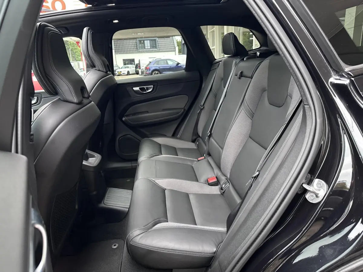 2.0 T8 Plug-in hybrid AWD Black Pano, Leer, Trekhaak, LM..