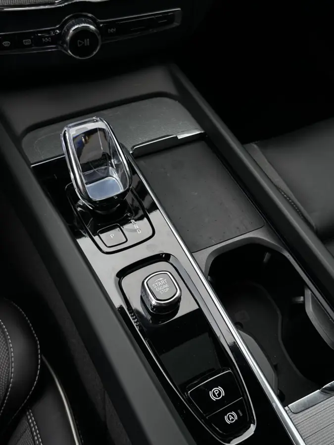 2.0 T8 Plug-in hybrid AWD Black Pano, Leer, Trekhaak, LM..