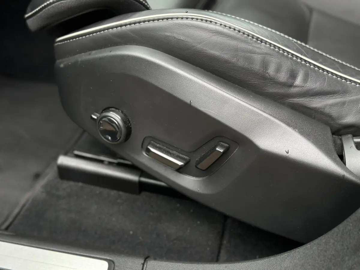 2.0 T8 Plug-in hybrid AWD Black Pano, Leer, Trekhaak, LM..