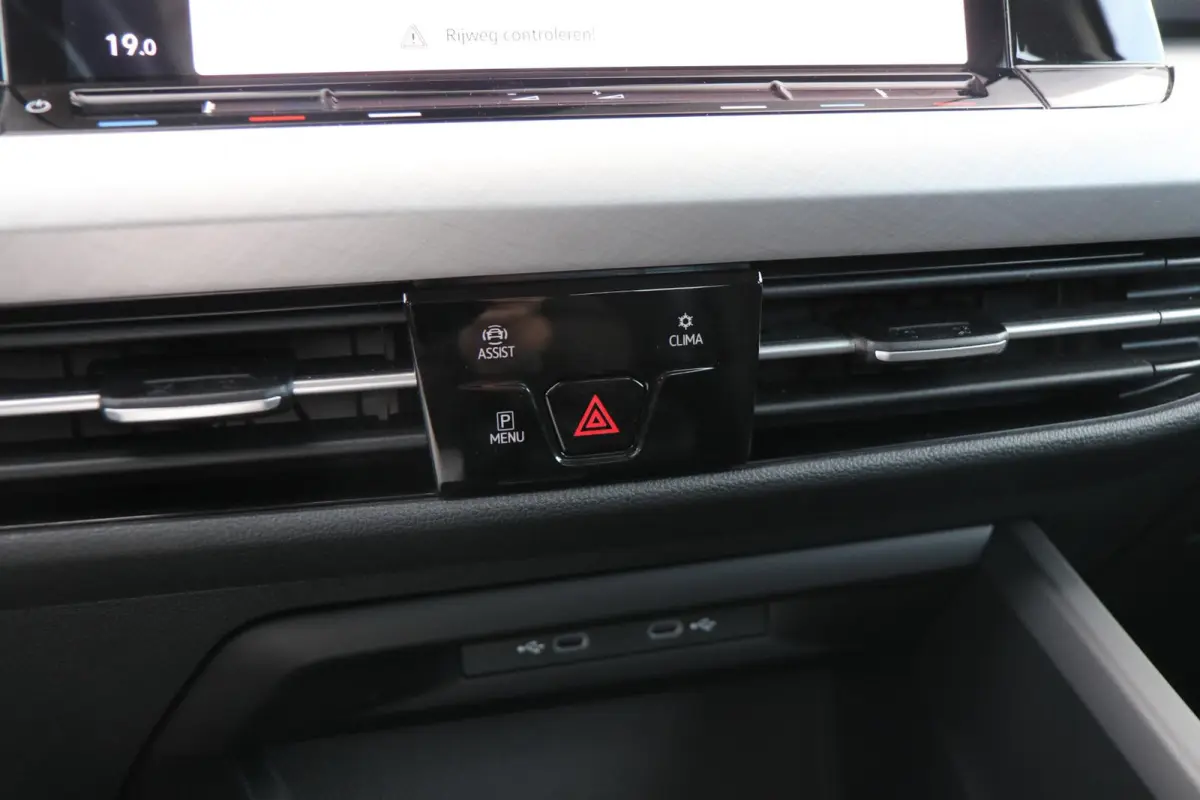 1.0 eTSI 110pk DSG Life | Navigatie | App Connect | Parkeersensoren | All-Season Banden