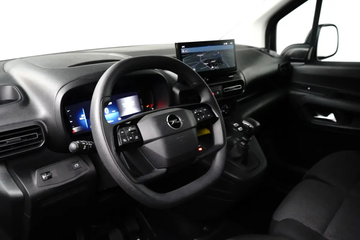 1.5 BlueHDi 100 S&S L1 3-Zits | Navigatie | Airco | Cruise | Houten Vloer | Digitaal Dashboard | Carplay | Parkeersensoren Achter | Airco | Cruise control | LED koplampen