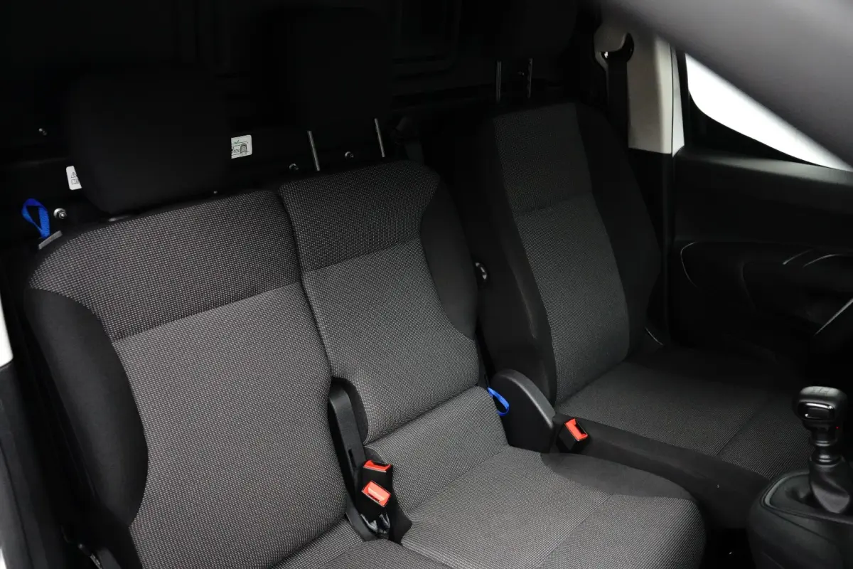 1.5 BlueHDi 100 S&S L1 3-Zits | Navigatie | Airco | Cruise | Houten Vloer | Digitaal Dashboard | Carplay | Parkeersensoren Achter | Airco | Cruise control | LED koplampen