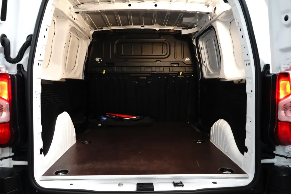 1.5 BlueHDi 100 S&S L1 3-Zits | Navigatie | Airco | Cruise | Houten Vloer | Digitaal Dashboard | Carplay | Parkeersensoren Achter | Airco | Cruise control | LED koplampen