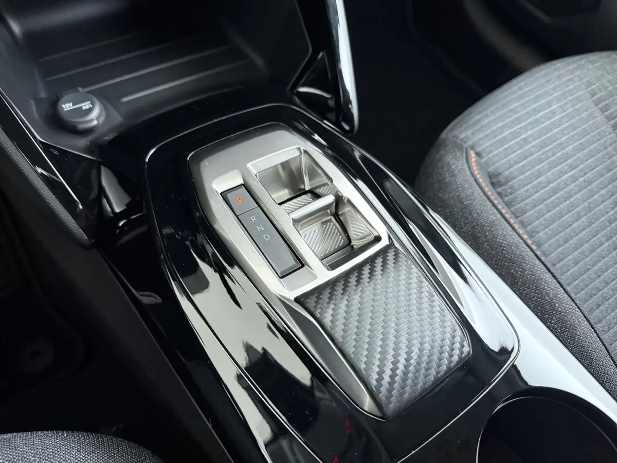 | Demo Deal | 1.2 Hybrid 110 e-DCS6 Business | Automatische verlichting | Elektrische parkeerrem | Extra getinte achterste zijruiten en achterruit