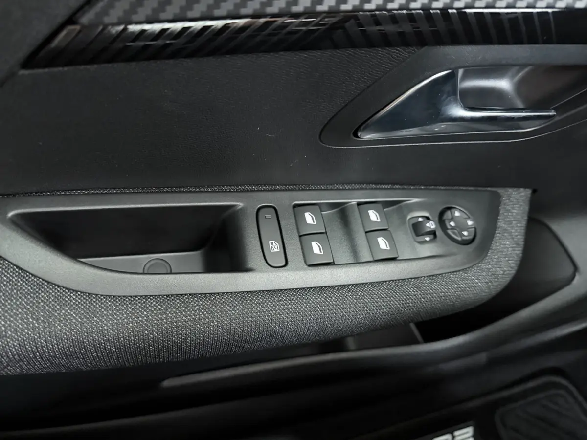 | Demo Deal | 1.2 Hybrid 110 e-DCS6 Business | Automatische verlichting | Elektrische parkeerrem | Extra getinte achterste zijruiten en achterruit