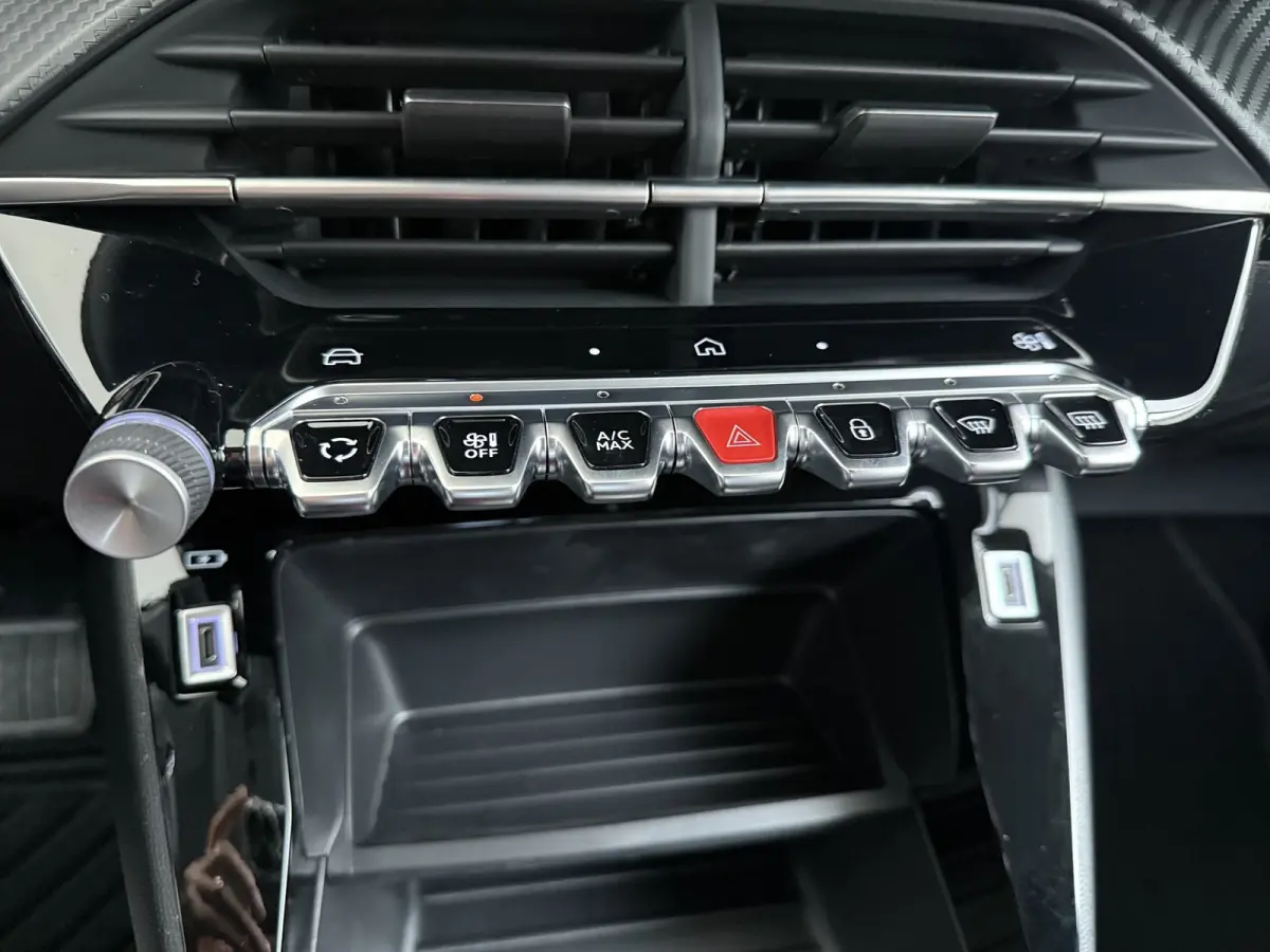 | Demo Deal | 1.2 Hybrid 110 e-DCS6 Business | Automatische verlichting | Elektrische parkeerrem | Extra getinte achterste zijruiten en achterruit