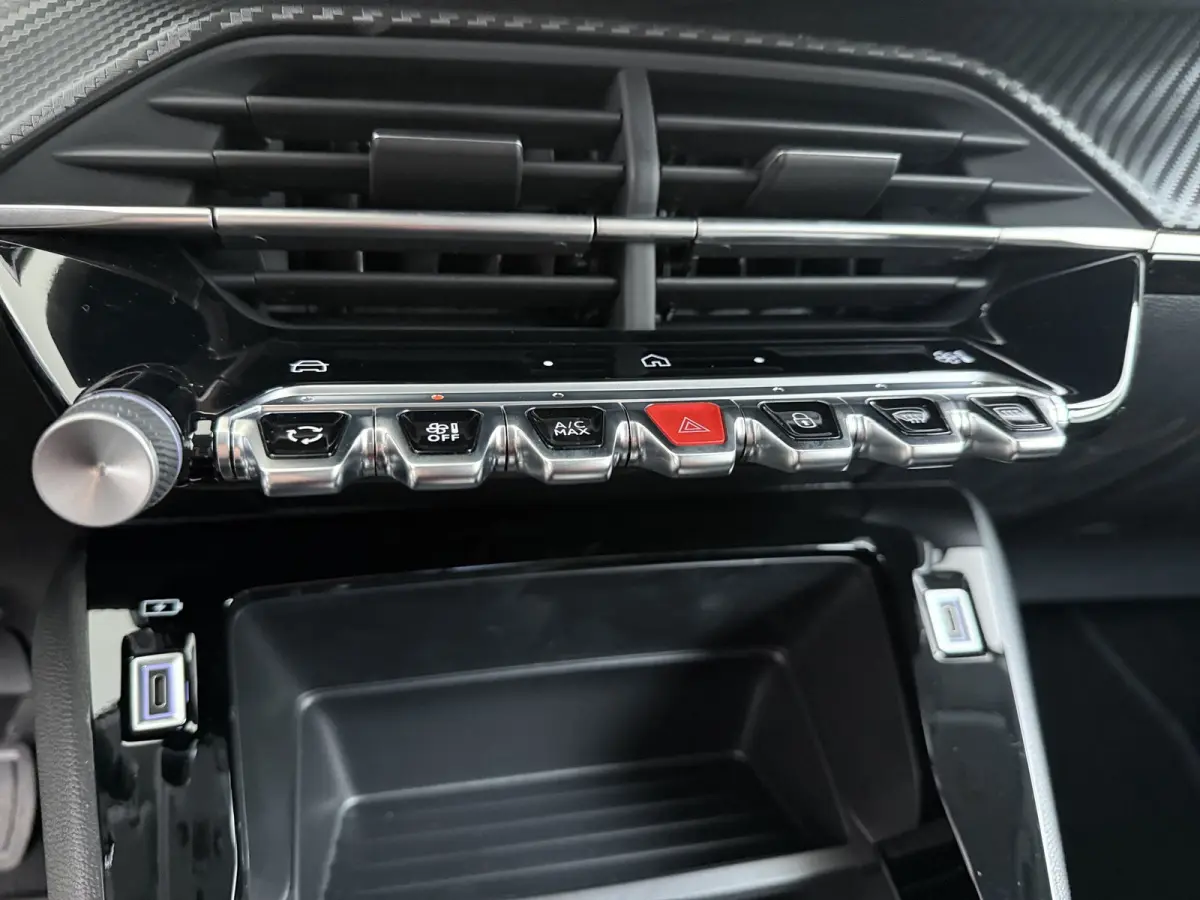 | Demo Deal | 1.2 Hybrid 110 e-DCS6 Business | Automatische verlichting | Elektrische parkeerrem | Extra getinte achterste zijruiten en achterruit