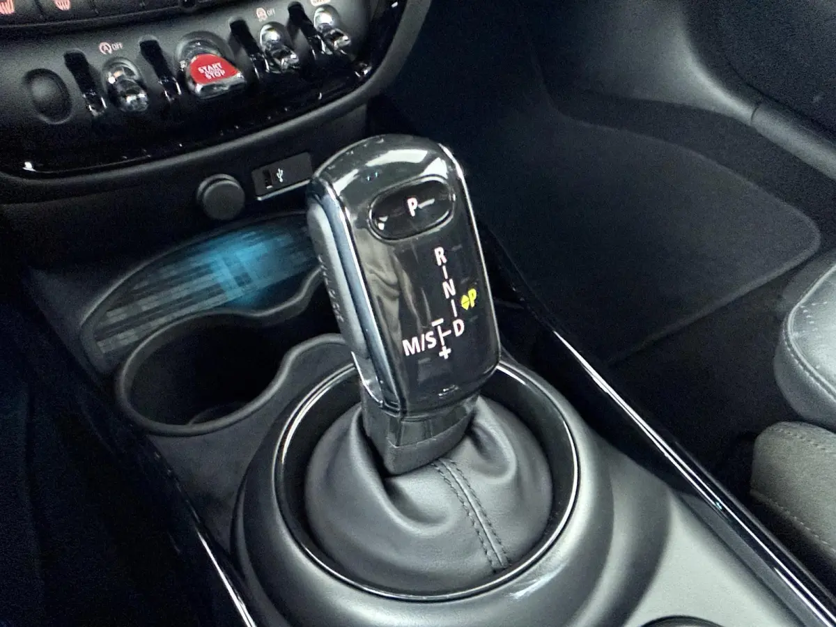 Cooper | Cruise control | Keyless entry | Led koplamen | Achteruitrijcamera | Stoelverwarming