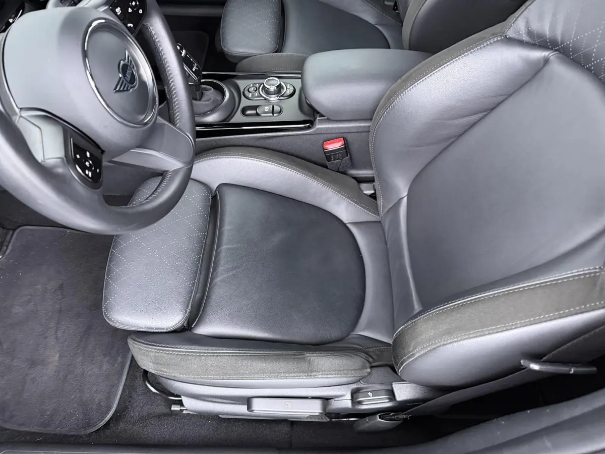 Cooper | Cruise control | Keyless entry | Led koplamen | Achteruitrijcamera | Stoelverwarming