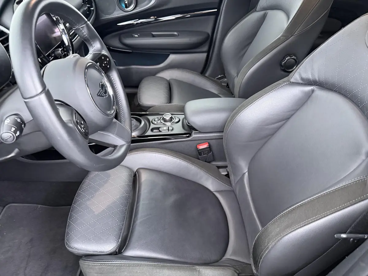 Cooper | Cruise control | Keyless entry | Led koplamen | Achteruitrijcamera | Stoelverwarming