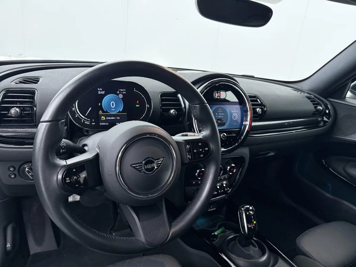 Cooper | Cruise control | Keyless entry | Led koplamen | Achteruitrijcamera | Stoelverwarming
