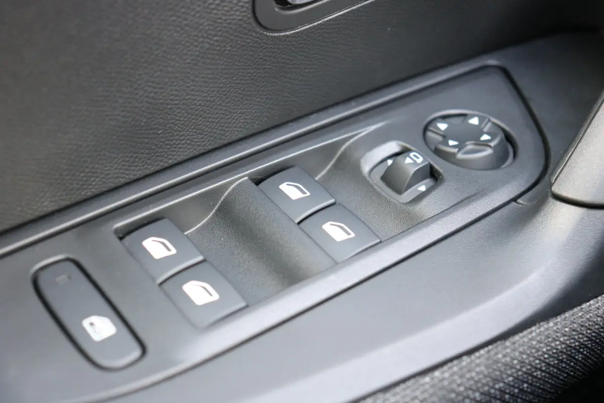 1.2 Hybrid 136 Style | Airco | Parkeersensoren achter | LED Koplampen | Cruise control | DAB |
