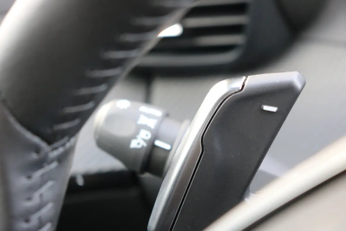 1.2 Hybrid 136 Style | Airco | Parkeersensoren achter | LED Koplampen | Cruise control | DAB |