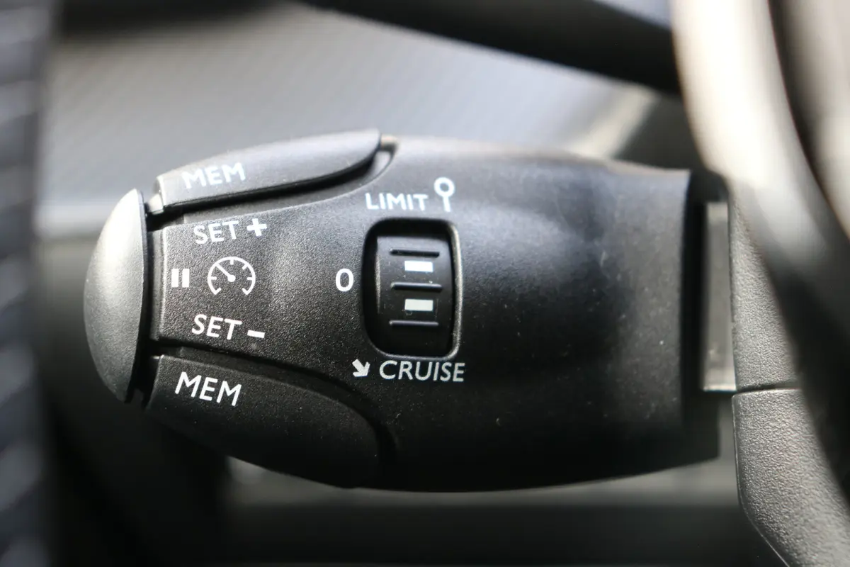 1.2 Hybrid 136 Style | Airco | Parkeersensoren achter | LED Koplampen | Cruise control | DAB |