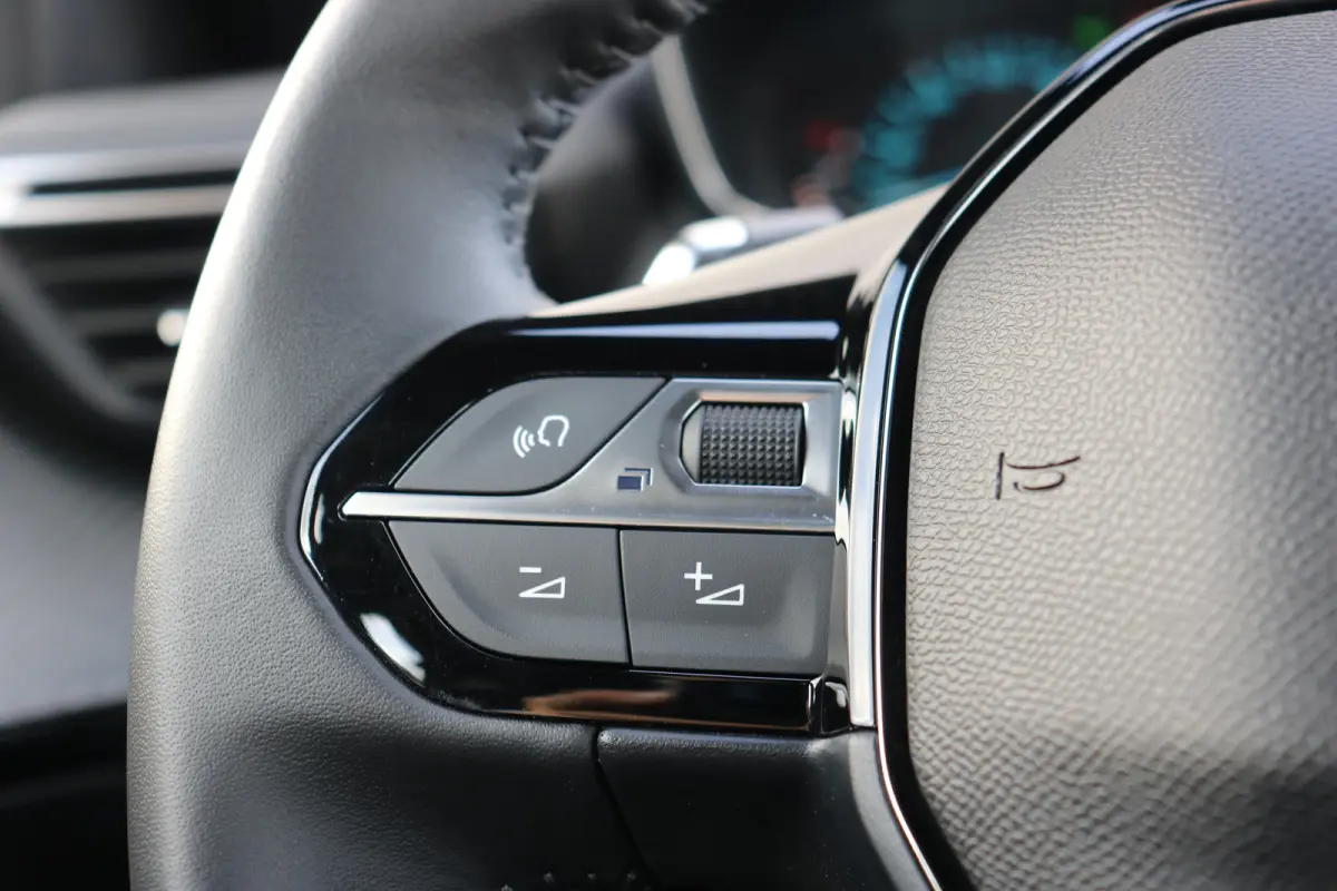 1.2 Hybrid 136 Style | Airco | Parkeersensoren achter | LED Koplampen | Cruise control | DAB |