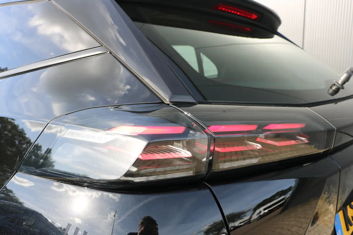 1.2 Hybrid 136 Style | Airco | Parkeersensoren achter | LED Koplampen | Cruise control | DAB |