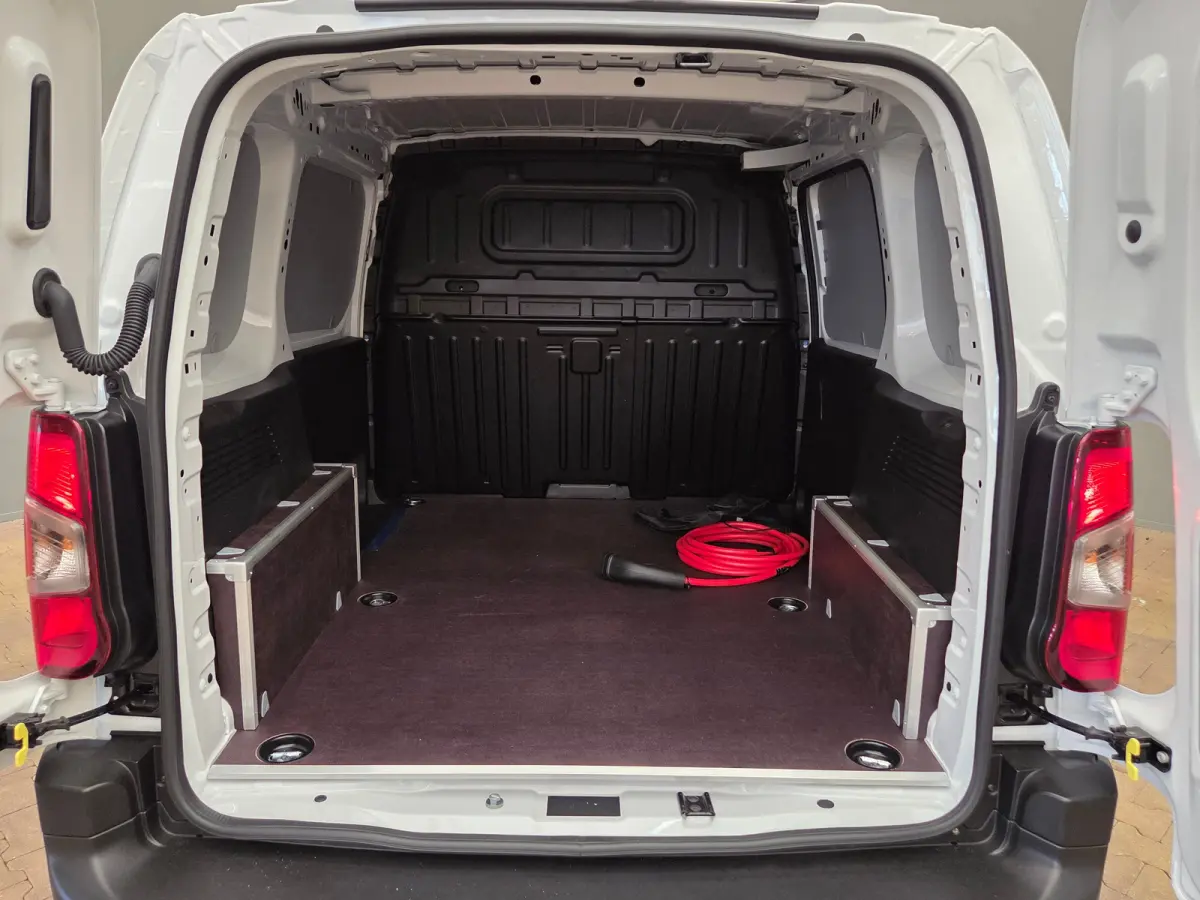 Standaard - Electric |  Reservewiel   | 8 jaar of 160.000 km fabrieksgarantie op het batterijpakket (tot 70% van de laadcapaciteit) | Airco (automatisch) 2,9% financial lease