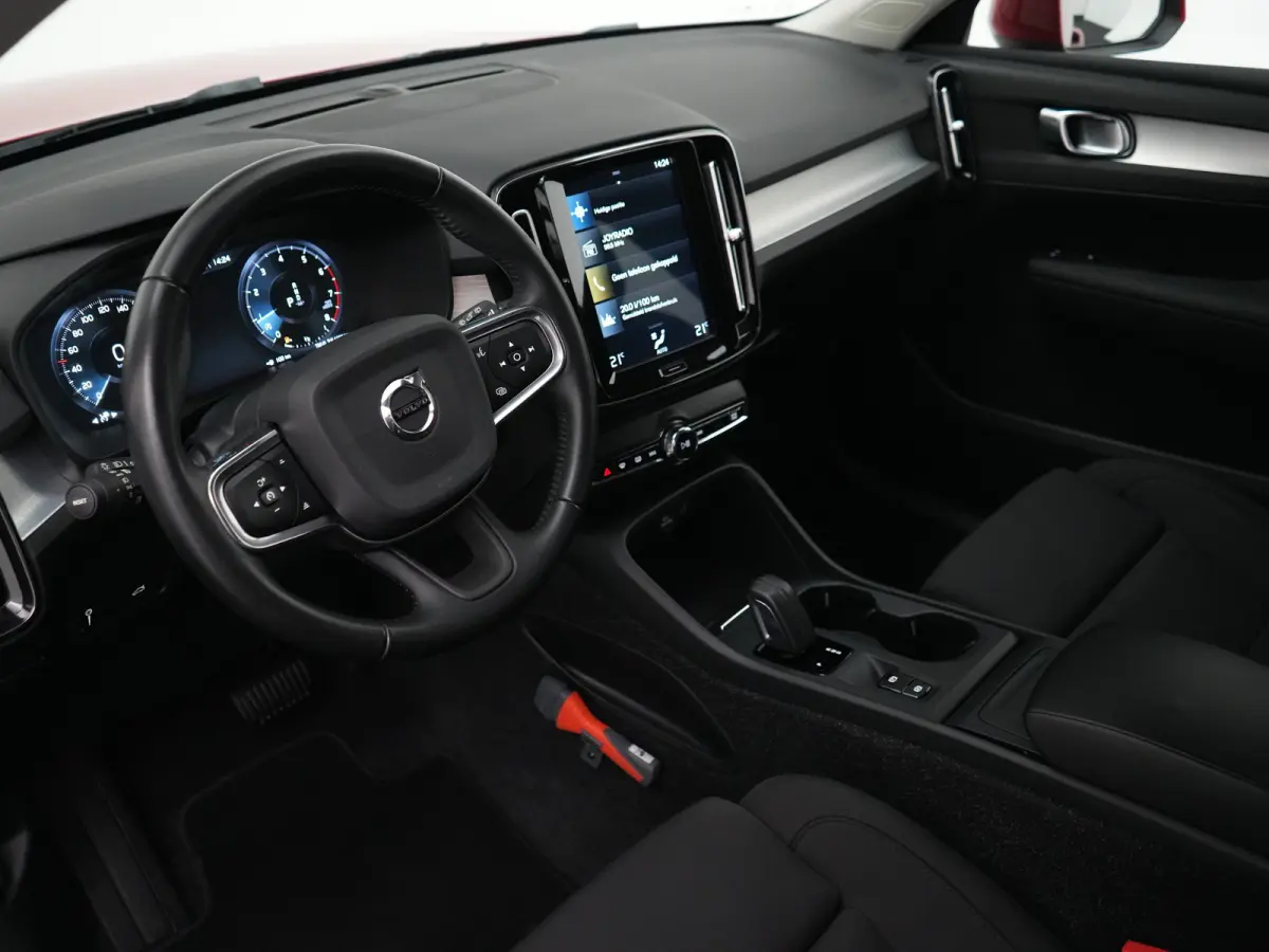 T3 Business Pro | Adaptive Cruise | BLIS | Trekhaak | Camera | Keyless Entry | Pilot Assist | Apple Carplay